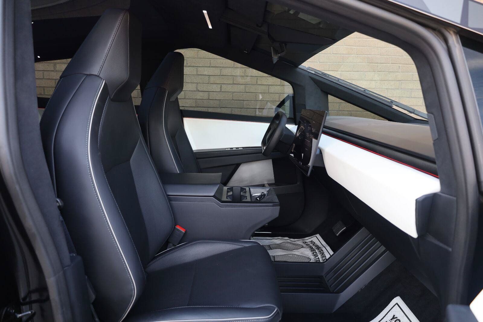 Used 2024 Tesla Cybertruck AWD Crew Cab image 29