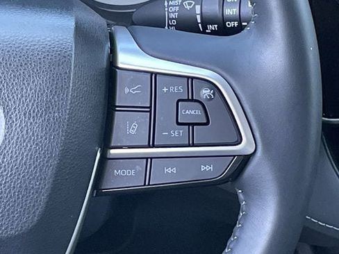 Used 2023 Toyota Highlander XLE FWD image 14