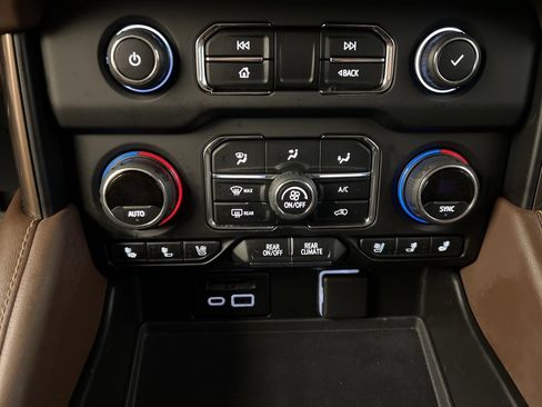 Used 2021 Chevrolet Suburban High Country image 13