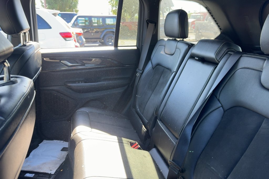 Used 2023 Jeep Grand Cherokee Altitude AWD/4WD image 12