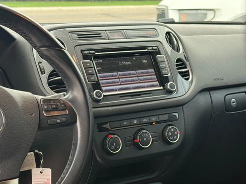 Used 2015 Volkswagen Tiguan S image 25
