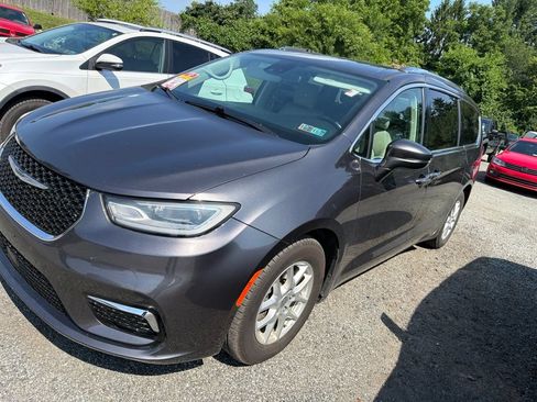 Used 2021 Chrysler Pacifica Touring-L FWD image 3