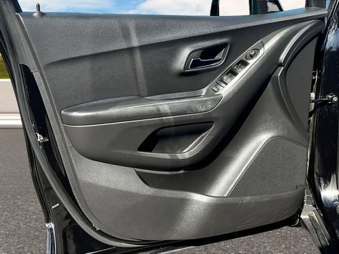 Used 2022 Chevrolet Trax LT w/ LT Convenience Package image 12