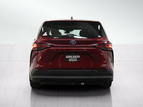 Used 2021 Toyota Sienna XLE AWD/4WD image 4