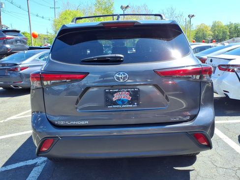 Used 2023 Toyota Highlander XLE AWD/4WD image 5