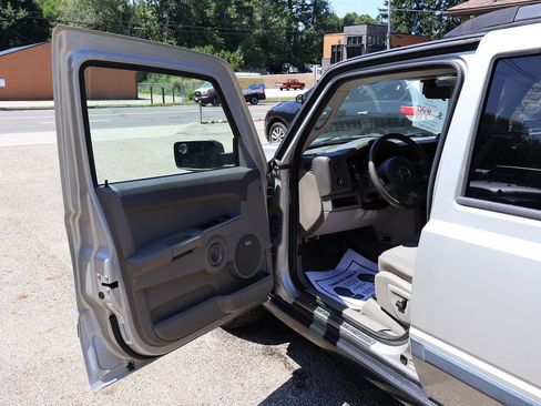 Used 2007 Jeep Commander Sport AWD/4WD image 20