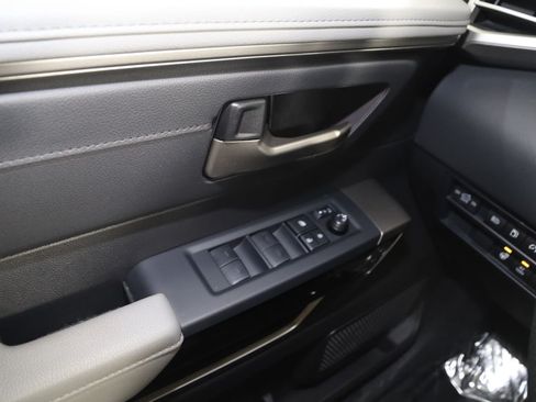 Used 2025 Toyota Tundra Limited AWD/4WD image 31
