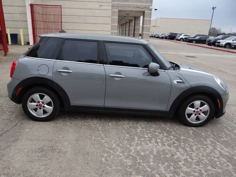 Used 2021 MINI Cooper 4-Door Hardtop image 4