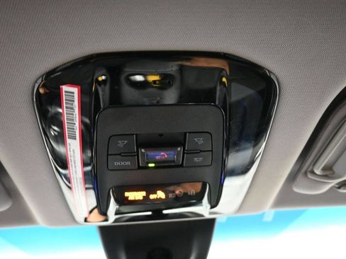 Used 2024 Toyota Venza LE AWD/4WD image 17