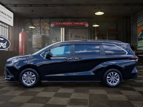 Used 2023 Toyota Sienna XLE FWD image 3