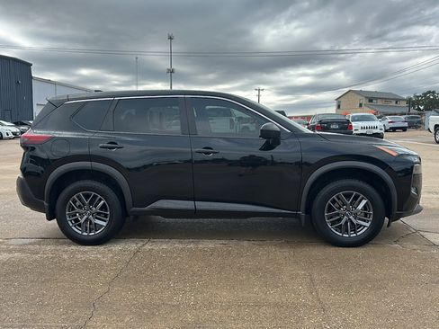 Used 2023 Nissan Rogue S image 9