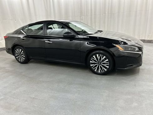 Used 2024 Nissan Altima 2.5 SV FWD image 1