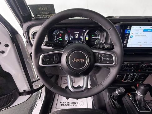 Used 2025 Jeep Wrangler Unlimited Sahara image 11