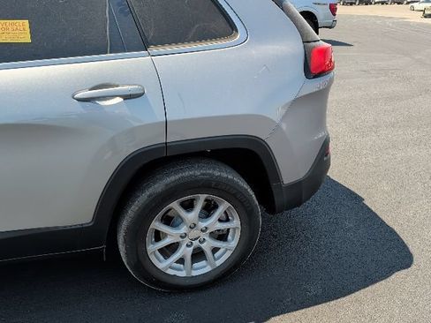 Used 2016 Jeep Cherokee Latitude AWD/4WD image 22