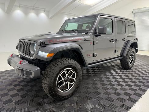 Used 2025 Jeep Wrangler Unlimited Rubicon w/ Convenience Group AWD/4WD image 3
