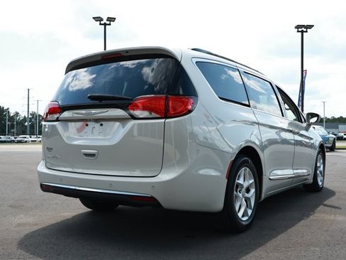 Used 2017 Chrysler Pacifica Touring-L w/ Tire & Wheel Group FWD image 6