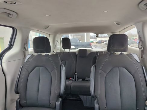Used 2023 Chrysler Voyager LX image 22