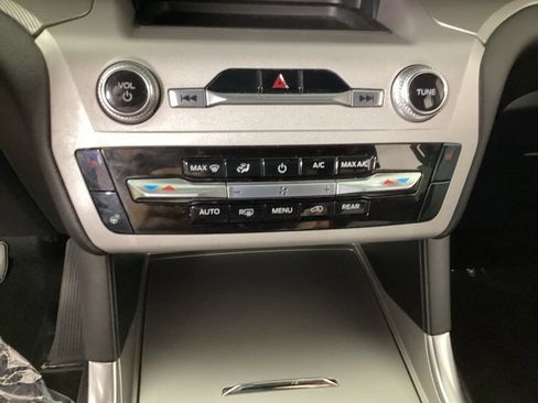 Used 2024 Ford Explorer XLT w/ Equipment Group 202A AWD/4WD image 19