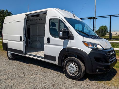 Used 2026 RAM ProMaster 2500 w/ Convenience Group FWD image 12