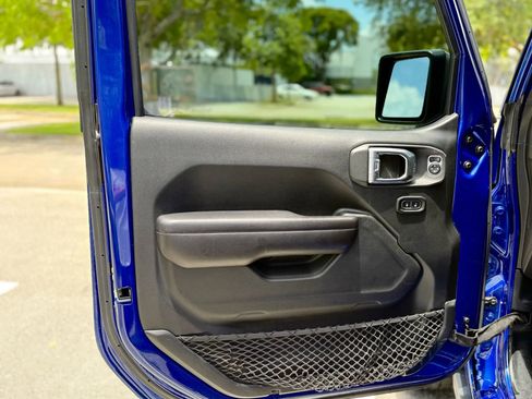 Used 2018 Jeep Wrangler Unlimited Rubicon w/ Cold Weather Group image 13