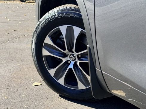 Used 2023 Toyota Highlander XLE image 30