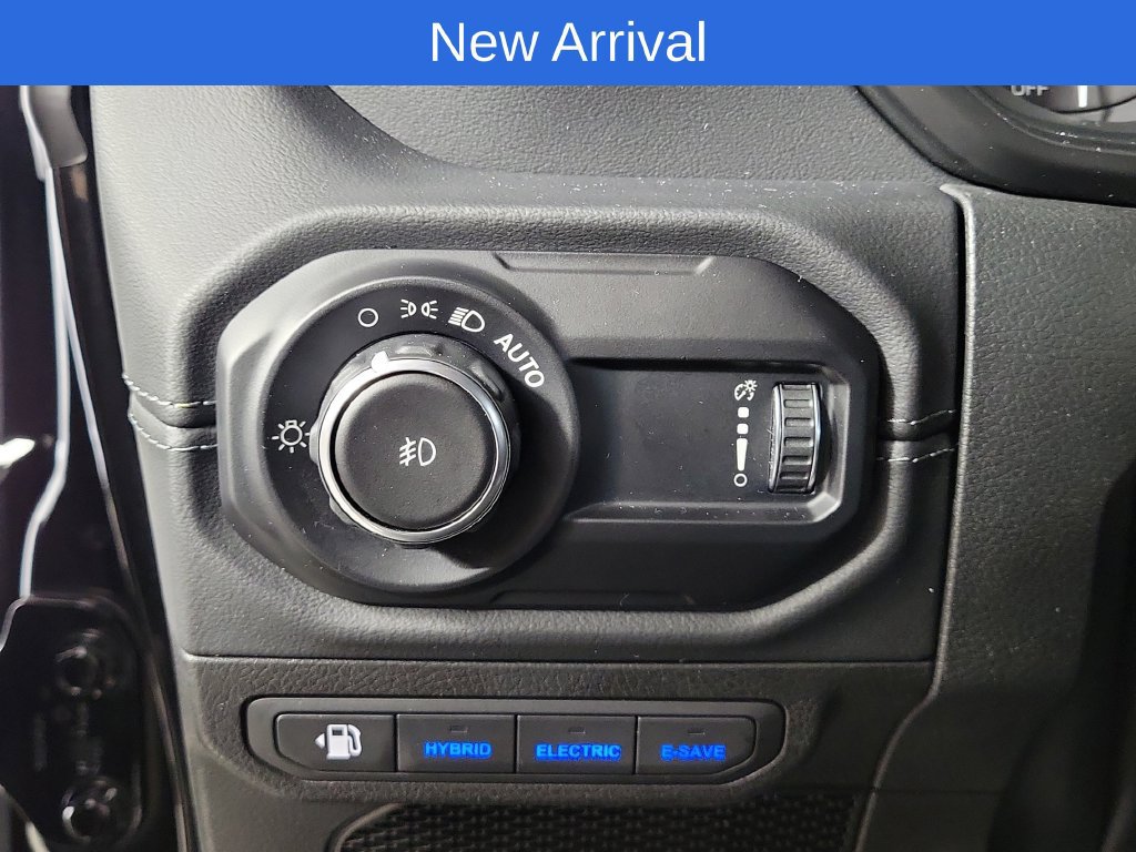 Used 2024 Jeep Wrangler Unlimited Sahara w/ Technology Group AWD/4WD image 13