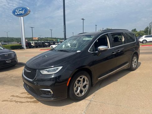 Used 2023 Chrysler Pacifica Limited FWD image 7