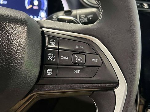 Used 2023 Jeep Grand Cherokee Laredo image 24