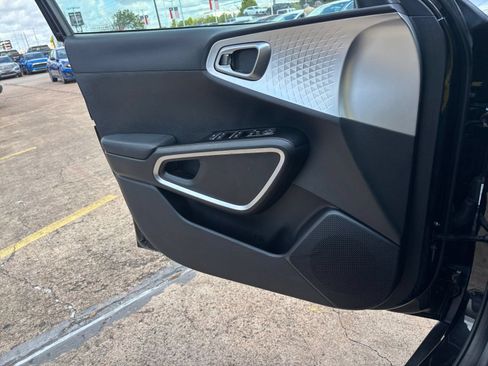 Used 2025 Kia Soul LX w/ LX Technology Package FWD image 18