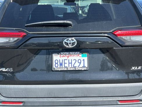 Used 2021 Toyota RAV4 XLE Premium image 19