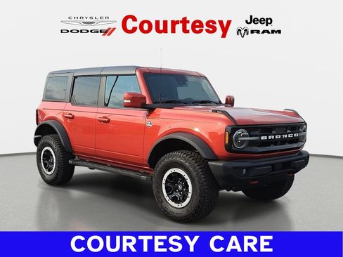 Used 2023 Ford Bronco Outer Banks w/ Sasquatch Package AWD/4WD image 1
