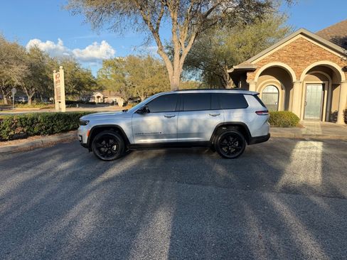 Used 2023 Jeep Grand Cherokee L Laredo image 11