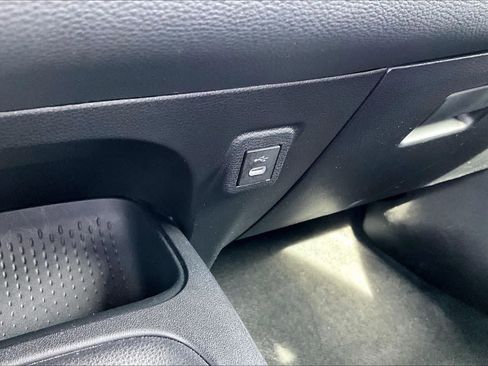 Used 2025 Toyota Corolla LE image 32