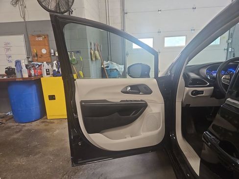 Used 2022 Chrysler Pacifica Touring-L FWD image 20