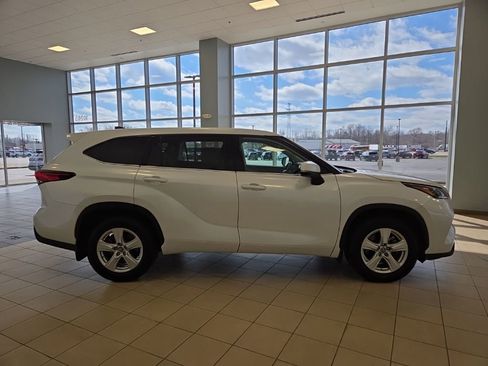 Used 2022 Toyota Highlander LE image 6