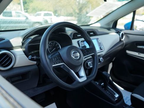 Used 2022 Nissan Versa SV image 6