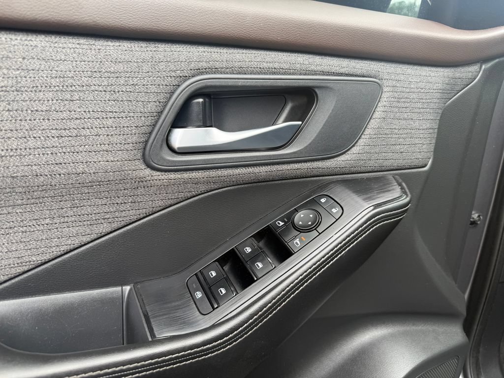Used 2021 Nissan Rogue SV AWD/4WD image 14
