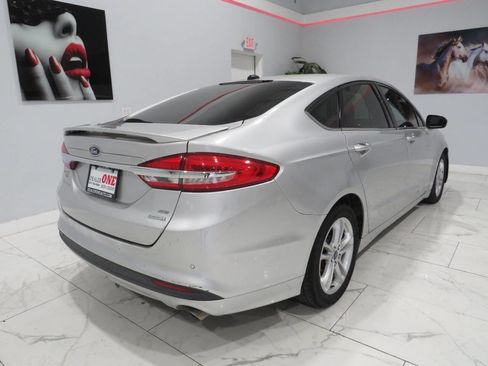 Used 2018 Ford Fusion SE image 2
