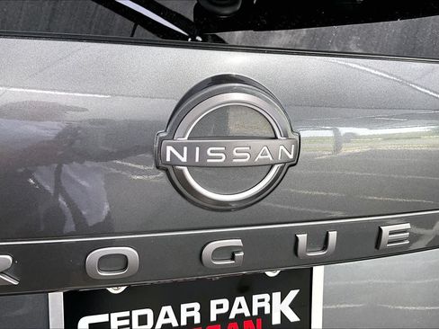 Used 2025 Nissan Rogue SV FWD image 31