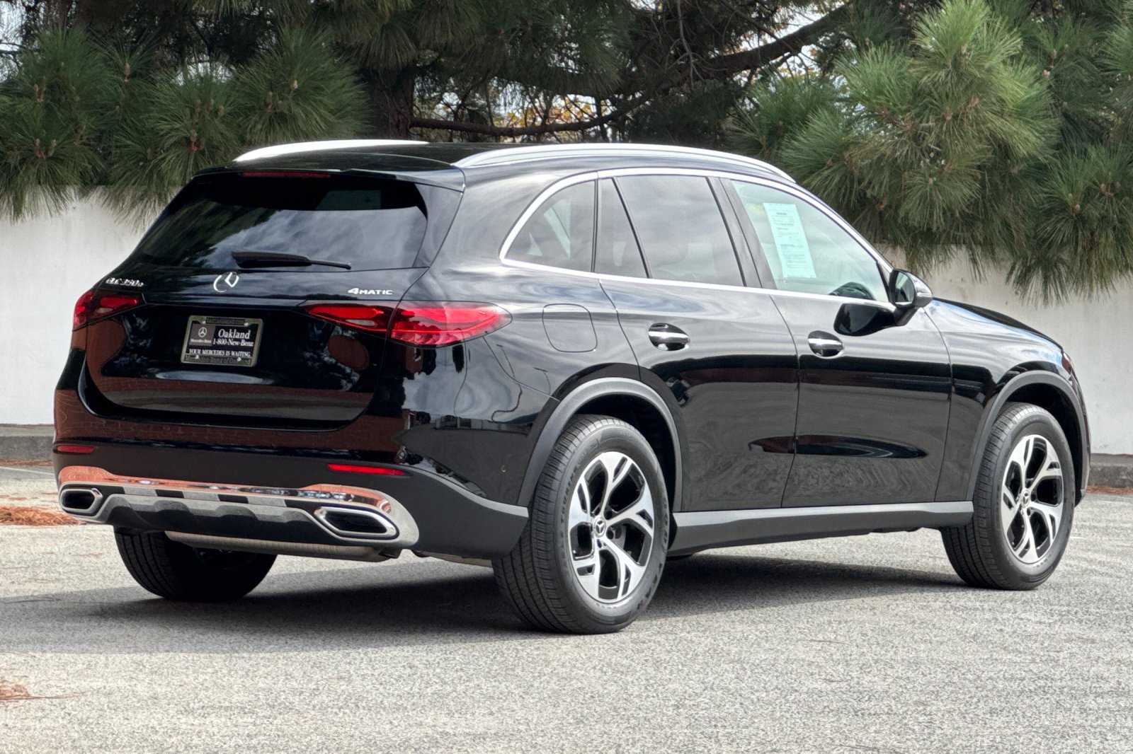 Used 2025 Mercedes-Benz GLC 350e 4MATIC image 4