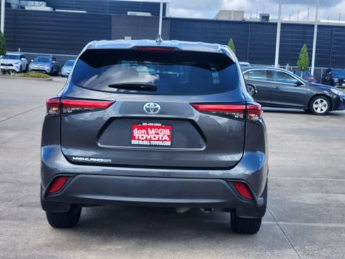 Used 2021 Toyota Highlander L FWD image 6