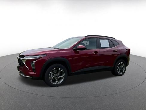 Used 2025 Chevrolet Trax LT FWD image 8