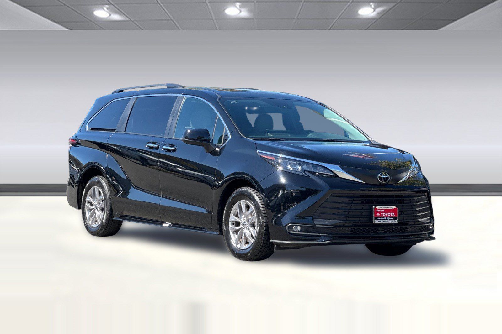 Used 2026 Toyota Sienna XLE FWD image 7
