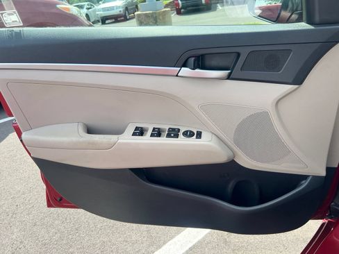 Used 2019 Hyundai Elantra SE FWD image 20