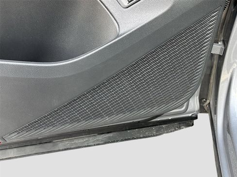 Used 2025 Volkswagen Atlas Cross Sport SE image 18