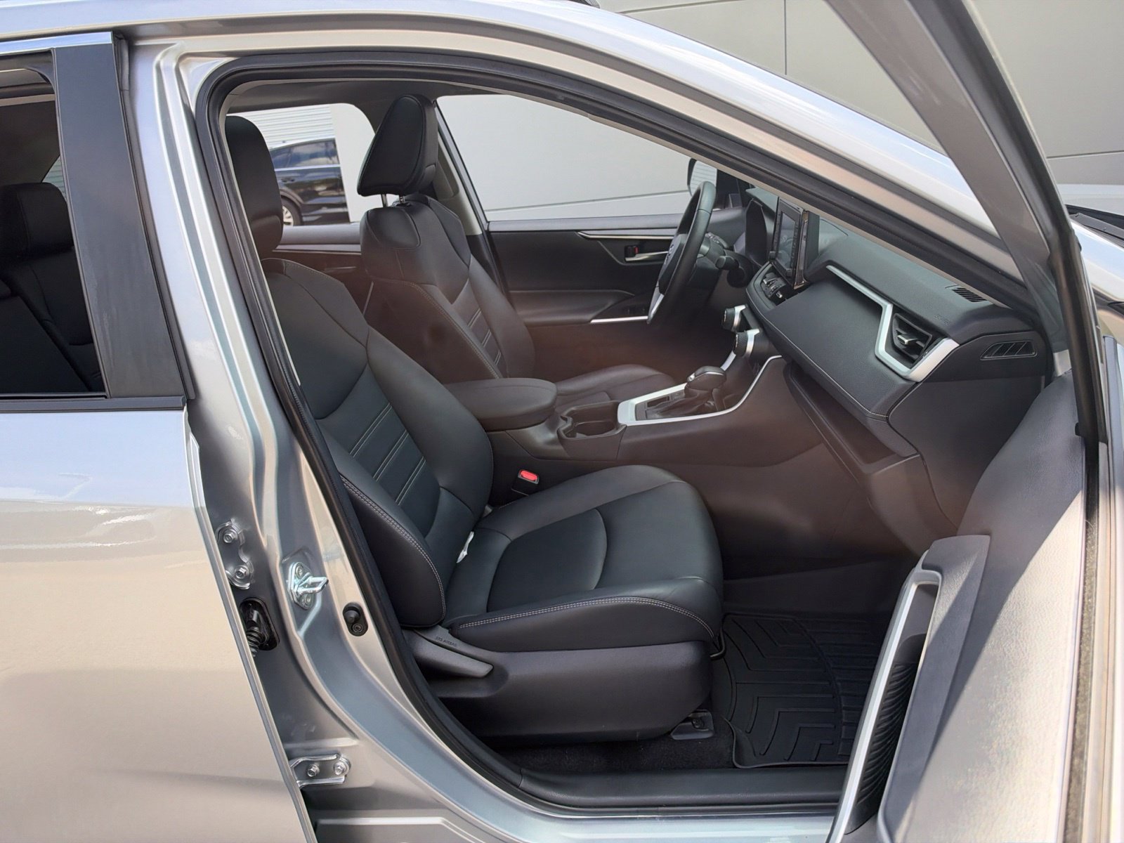 Used 2021 Toyota RAV4 XLE Premium AWD/4WD image 37