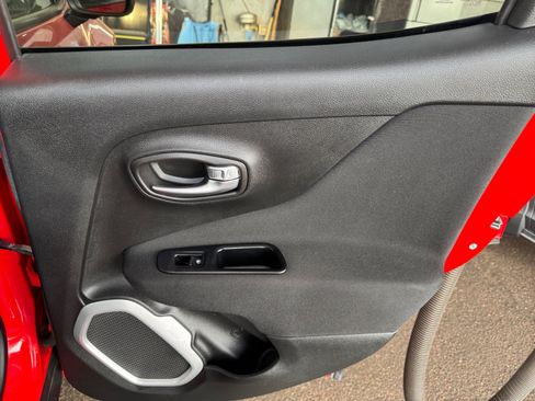 Used 2018 Jeep Renegade Latitude FWD image 16