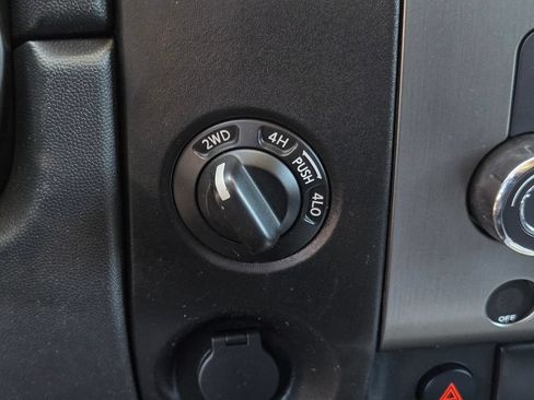 Used 2012 Nissan Titan SV w/ SV Value Truck Pkg AWD/4WD image 18