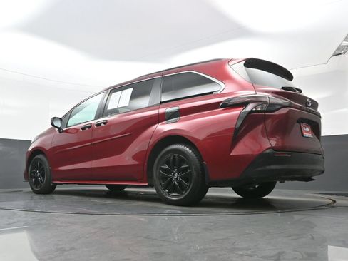 Used 2023 Toyota Sienna XLE FWD image 32