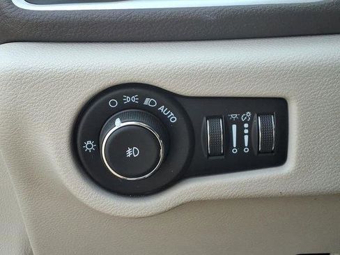 Used 2021 Chrysler Pacifica Touring-L FWD image 14